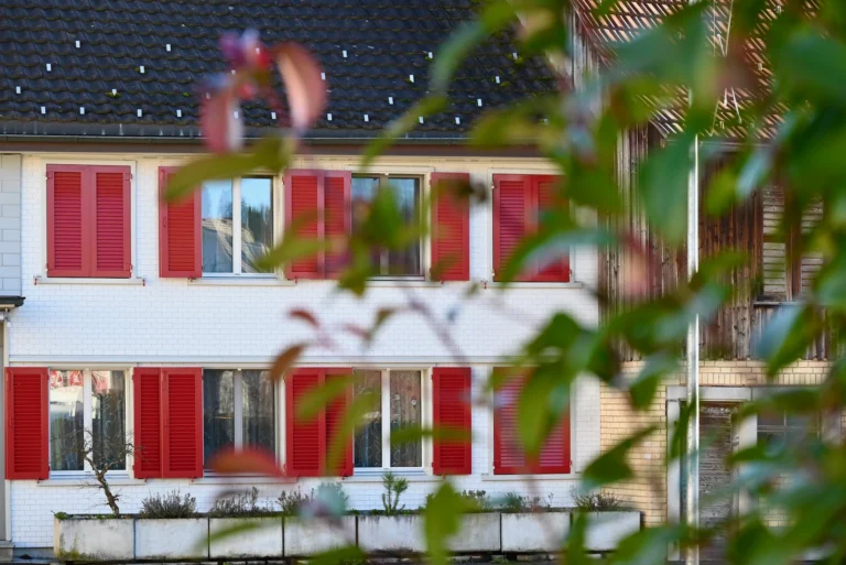 Ein Haus mit roten Fensterläden