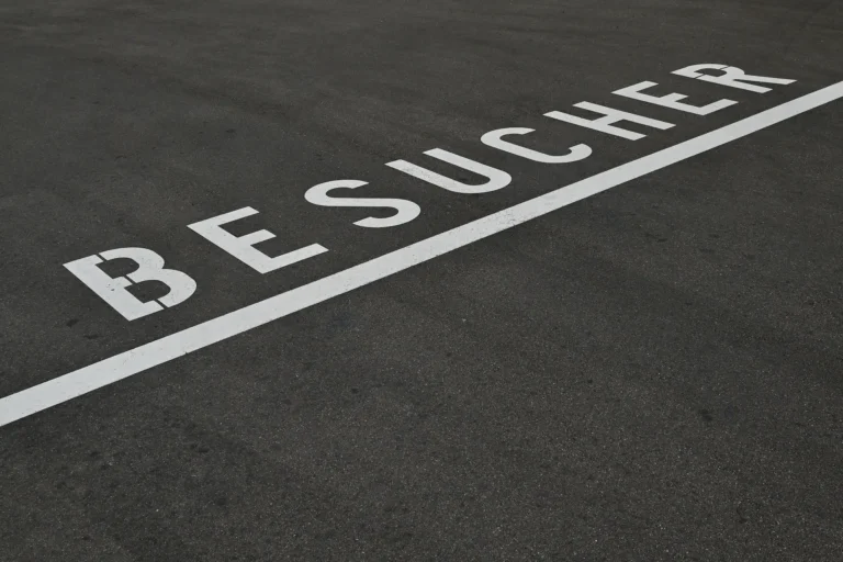 Ein Parkplatz mit der Beschriftung Besucher