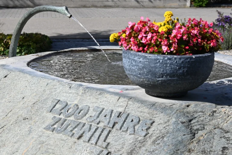 Massiver Steinbrunnen mit der Aufschrift 1200 Jahre Zuzwil