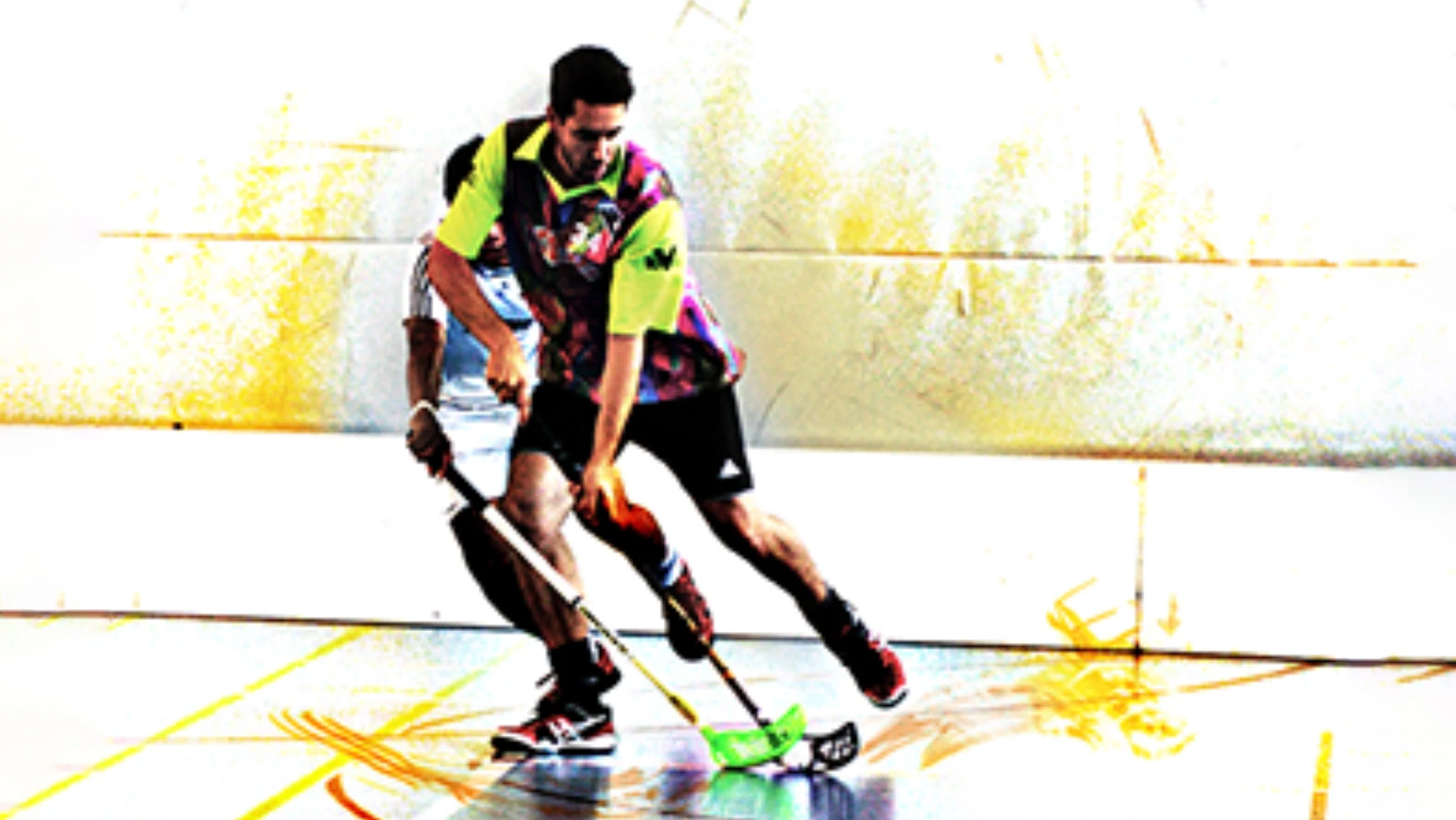 Zwei Unihockeyspieler kämpfen um den Ball